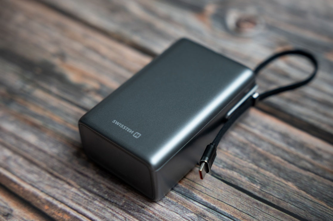 Swissten 22013977 Power Bank 25000 – 25,000mAh, 100W USB-C PD & Built-in Cable, Digital Display, Grey