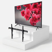 Τηλεόραση Strong SRT42FC5433U 42" + Βάση Τοίχου Techly Ανακλινόμενη – Πακέτο — τηλεόραση και βάση τοίχου σε ανοιχτό γκρι φόντο