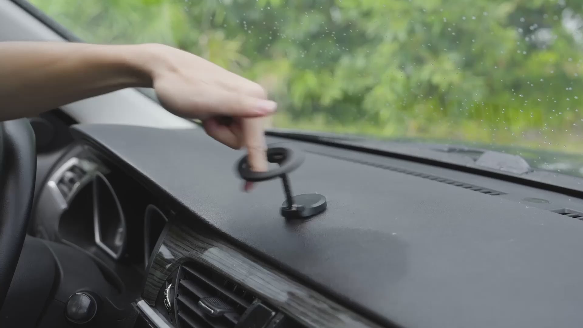 Load video: LISEN MagSafe Magnetic Car Mount – 24-Magnet Ultra-Strong Grip &amp; 360° Rotation