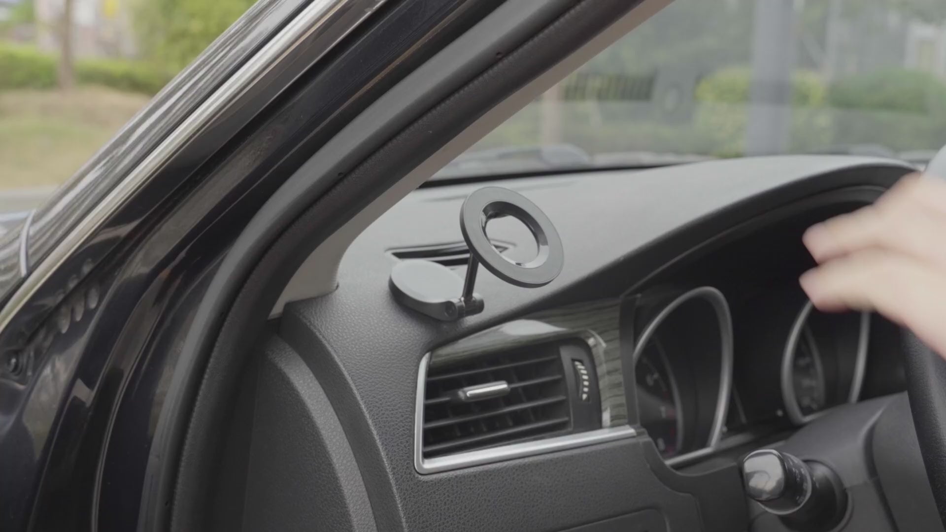 Load video: LISEN MagSafe Magnetic Car Mount – 24-Magnet Ultra-Strong Grip &amp; 360° Rotation