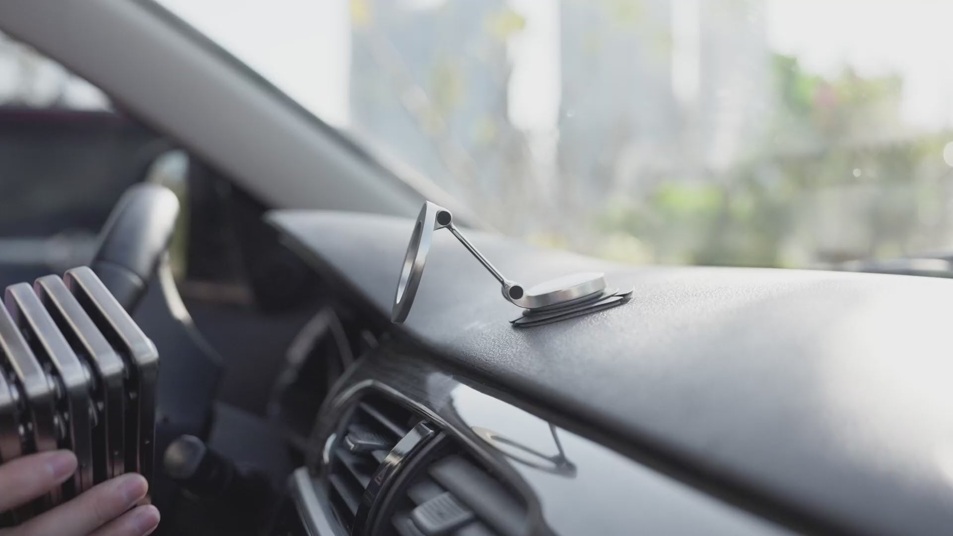 Load video: LISEN MagSafe Magnetic Car Mount – 24-Magnet Ultra-Strong Grip &amp; 360° Rotation